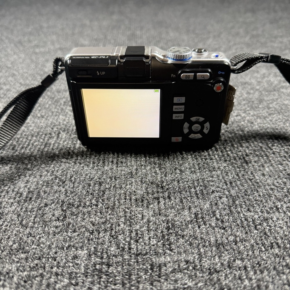 Olympus Pen E-PL1 Digital Camera w/ Extra Battery + Charger W/32 Gb Sd No Flash - Picture 6 of 9